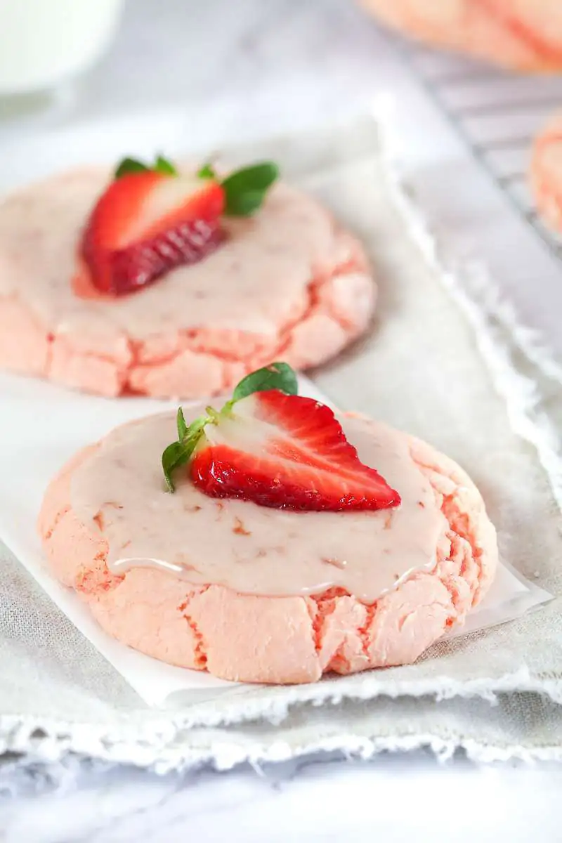 strawberry crumbl cookies